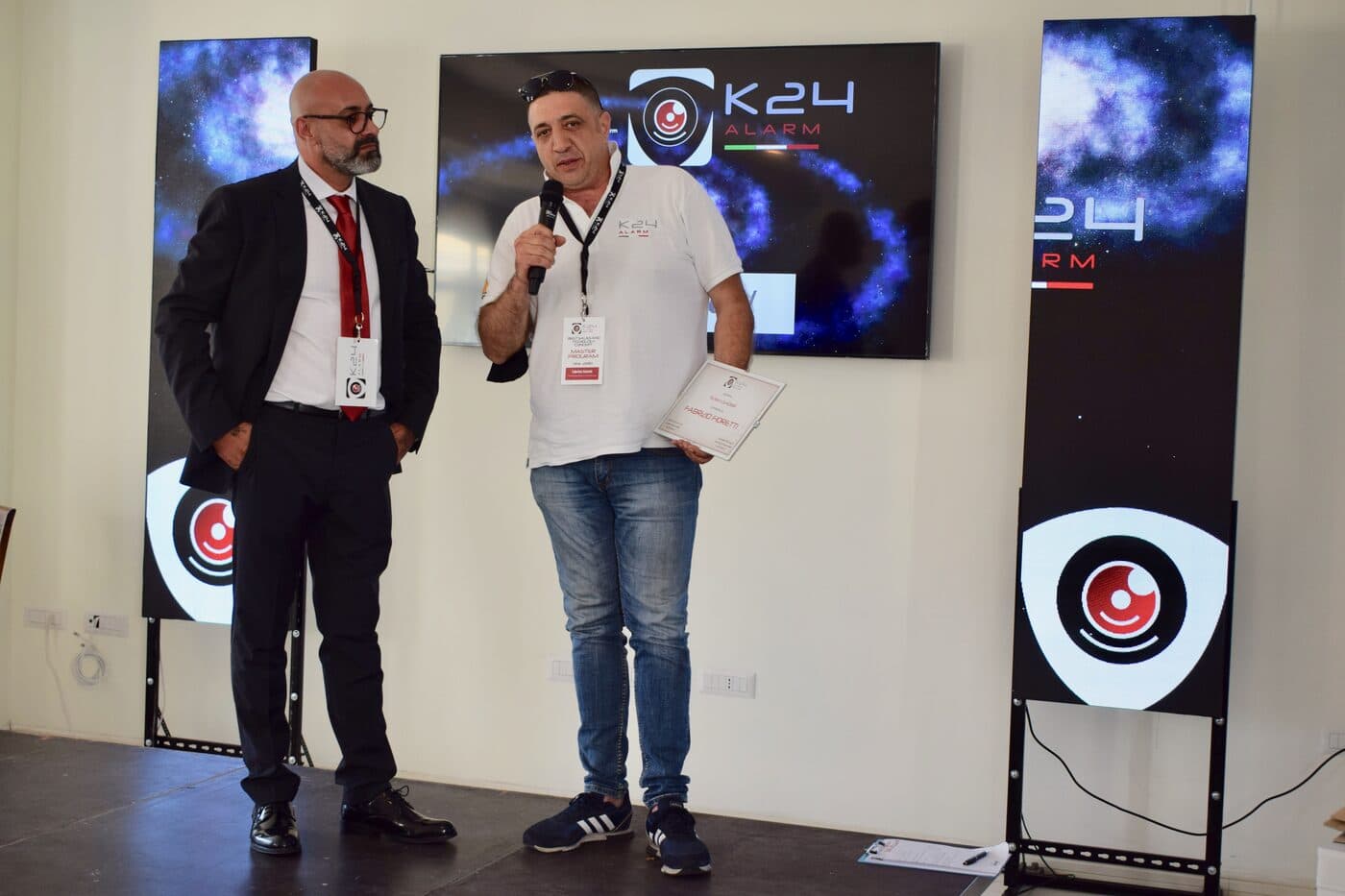 Presentazione delle tecnologie K24alarm sul palco.